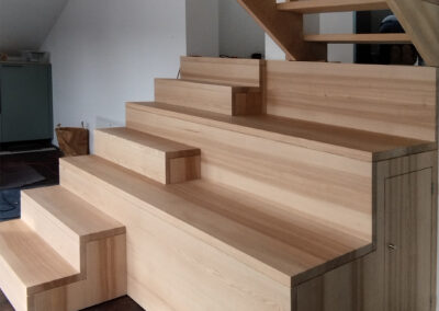 Kombination aus Treppe und Sitzbank
